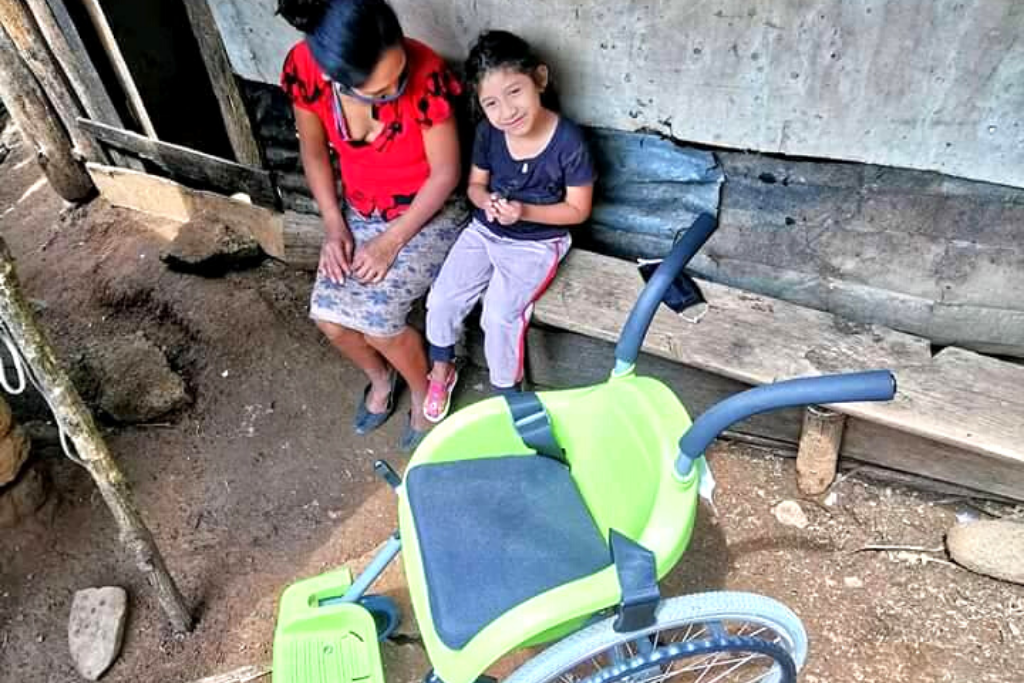 La niña y su familia viven en una vivienda de escasos recursos en Jalapa.