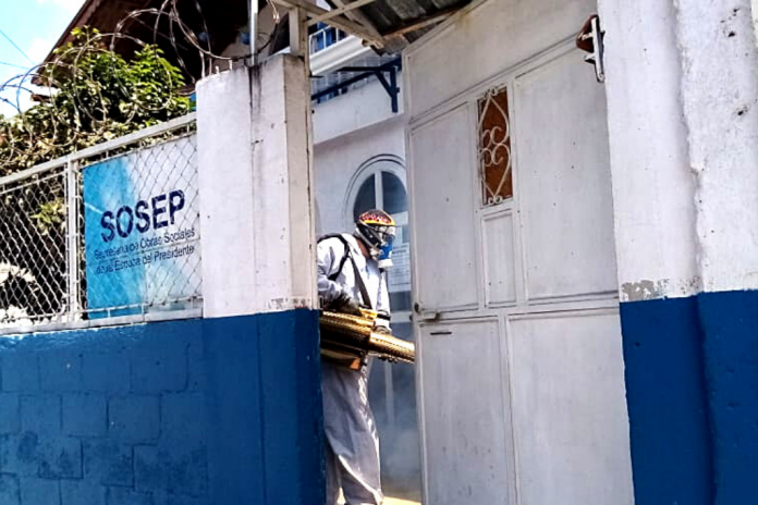 En las sedes centrales y oficinas departamentales de SOSEP se realizan trabajos de limpieza y desinfección.