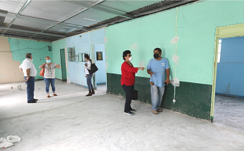 La seretaria Thelma Portillo supervisa el remozamiento a las instalaciones donde funcionará el centro del MAD y la sede departamental de SOSEP.