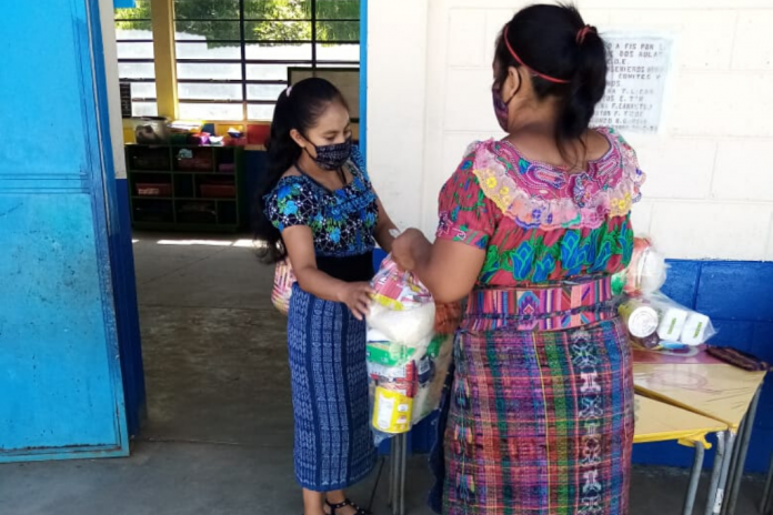 El Programa Hogares Comunitarios realiza entrega de alimentos a madres y padres de niños beneficiarios.
