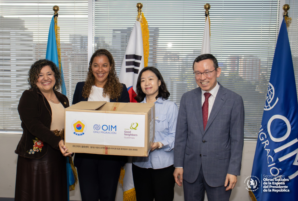 Hoy, junto a la OIM, la Embajada de Corea y Good Neighbors, recibimos la entrega de prendas de vestir que serán destinadas a personas migrantes retornadas y otras poblaciones vulnerables.